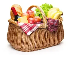 39799021-корзина-для-пикника-с-едой-изолированных-на-белом.webp