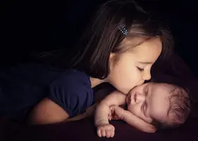 children-0002-oboi-1920x1370-devochka-celuet-bratika.webp