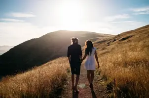 Vlyublennaya-para-goryi-Couple-in-love-mountains-700x465.webp
