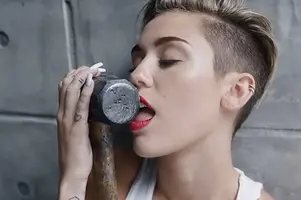 miley-cyrus-wrecking-ball-5dcfc06fb0155.webp
