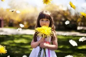 devochka-cvety-nastroenie-3699.webp