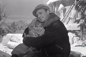 fotografija_kadr_iz_filma_sovetskogo_vremeni_sovremennaja_pechat_10_kh_15_sm_k13_ljubimoe_kino.webp