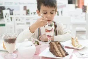 depositphotos_34214605-stock-photo-child-eat-strawberry-smoothie.webp