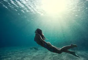 siren beauty mermaid girl hawaii underwater commercial photographerm janadillonphotography com.webp