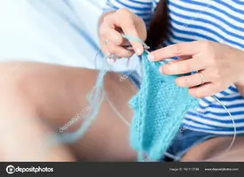 depositphotos_161110748-stock-photo-young-woman-knits.webp