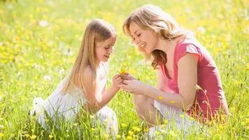 Mama-i-doch-na-polyane-tsvetov.webp