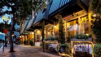 restaurants-on-a-san-diego-street-at-night-hd-wallpaper-493928.webp