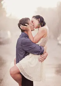 Romantic-Couples-Photography-In-Rain-2.webp