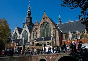 aude-kerk-snaruzhi-amsterdam.webp