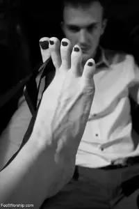 foot-worship-christian-wilde-maitresse-madeline-marlowe_13.webp
