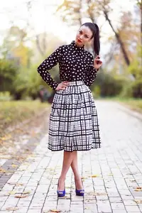 Devushka-v-yubke-midi-i-bluzke.webp