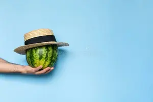 укомплектуйте-личным-составом-руку-s-держа-арбуз-покрытый-с-соломенной-122054340.webp