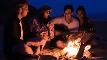 Akustikgitarre-Schnellstart-Gitarre-am-Lagerfeuer-spielen.webp Akustikgitarre-Schnellstart-Gitarre-am-Lagerfeuer-spielen.webp