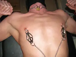 pinzas-tortura-pezones-bdsm-gay-mastersex (2).webp