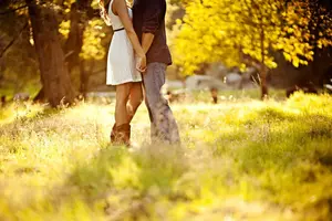 99px_ru_photo_217413_vlublennie_na_fone_osennih_derevev.webp