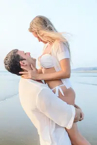 coppie-felici-su-una-spiaggia-36875079.webp