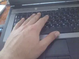 Рука на клаве.webp